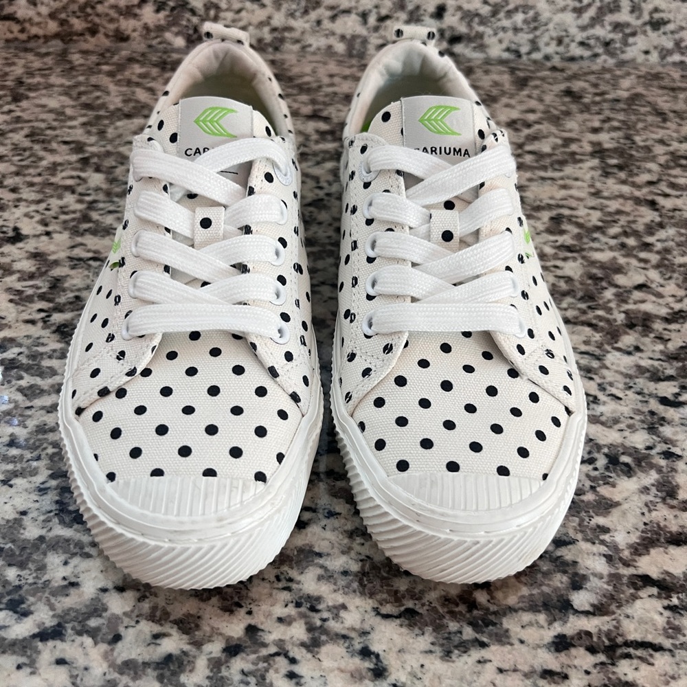 Cariuma OCA Low White Canvas Black Polka Sz Sneaker Sz 6.5